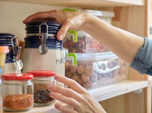 Stop! Ini 5 Kesalahan Menyimpan Makanan yang Sering Dilakukan