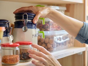 Stop! Ini 5 Kesalahan Menyimpan Makanan yang Sering Dilakukan