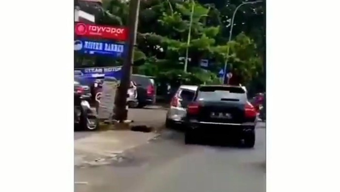 Tangkapan layar mobil tabrak mobil di Cilandak