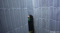 Pembeli memilih kartu perdana di ITC Roxy Mas, Jakarta, Senin (1/2/2021). Mulai hari ini aturan pajak penyelenggara jasa telekomunikasi mulai diberlakukan, namun aturan itu tidak berdampak pada pembelian pulsa, kartu perdana maupun token listrik.