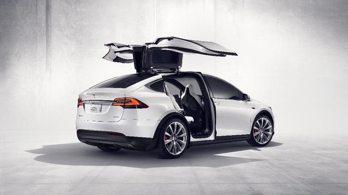 Tesla Model X dengan Falcon Wing.