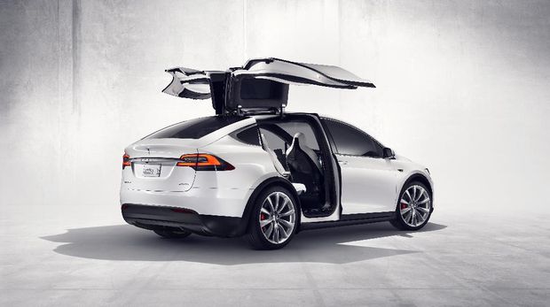 Tesla Model X dengan Falcon Wing.