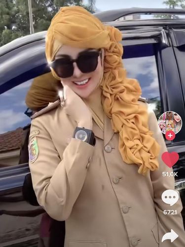 Yunianingyas Fajarini S.STP M,M, menjadi sorotan warganet karena penampilannya