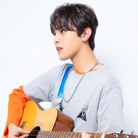 Selain hobi makan dan travelling, Toma Nakamura juga hobi menyanyi dan main gitar. Video dirinya menyanyikan lagu Shape of You milik Ed Sheeran beredar di Twitter dan telah ditonton 14,5 ribu kali. Foto: Twitter