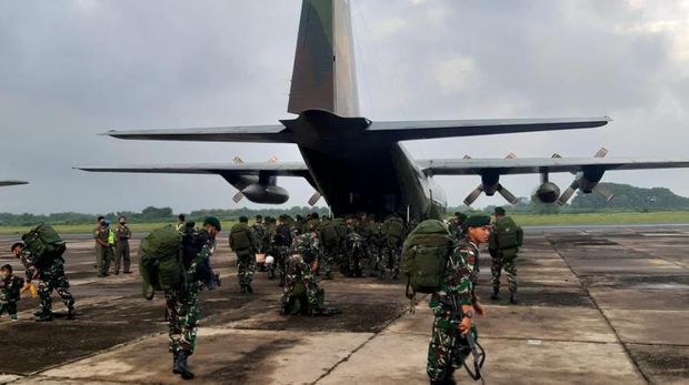 450 personel Yonif Para Raider 501/Bajra Yudha (Yonif Para Raider 501/BY) diterbangkan ke Intan Jaya dalam rangka Operasi Pamtas RI-PNG Mobile. Mereka menggantikan Yonif Raider 400/BR yang berakhir masa tugasnya (dok Puspen TNI)