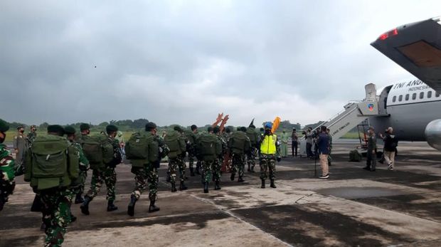 450 personel Yonif Para Raider 501/Bajra Yudha (Yonif Para Raider 501/BY) diterbangkan ke Intan Jaya dalam rangka Operasi Pamtas RI-PNG Mobile. Mereka menggantikan Yonif Raider 400/BR yang berakhir masa tugasnya (dok Puspen TNI)