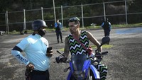 Pedro juga dikenal sering membina penggemar muda sepeda motor di lingkungan miskinnya dalam mekanika dasar.