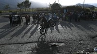 Pengendara sepeda motor Venezuela, Pedro Aldana, terus berjuang menarik perhatian orang untuk melihat aksinya di lapangan parkir yang sudah tak terpakai atau jalan-jalan yang sepi.