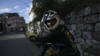 Dengan pakaian dan warna rambut khasnya, Pedro, memanuver sepeda motornya dengan beragam aksi akrobatik.