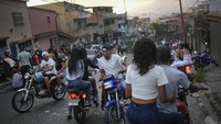 Kini grup akrobat motor milik Pedro dan kawanannya harus melakukan pertunjukkan dengan cara sembunyi-sembunyi dari para pejabat. 