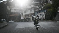 Mereka mengambil alih jalan sempit dengan tanjakan curam untuk memulai aksi yang memacu adrenalin tersebut.