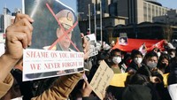 Mereka membawa foto pimimpin milter Myanmar Min Aung Hlaing yang telah disilang. Chika Oshima/Kyodo News via AP.