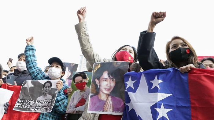 Aksi Protes Kudeta Militer di Myanmar Militer Myanmar melakukan kudeta dan menahan Aung San Suu Kyi. Aksi ini medapat protes di sejumlah negara.