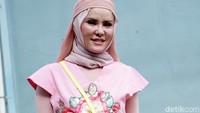 Angel menceritakan jika dirinya telah kehilangan perhiasan dan berlian senilai ratusan juta. Pool/Palevi S/detikFoto