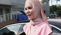 Saya udah pernah melewati fase-fase seperti itu, fase yang kayak gini enggak ada seberapa ya, pungkas Angel. Pool/Palevi S/detikFoto