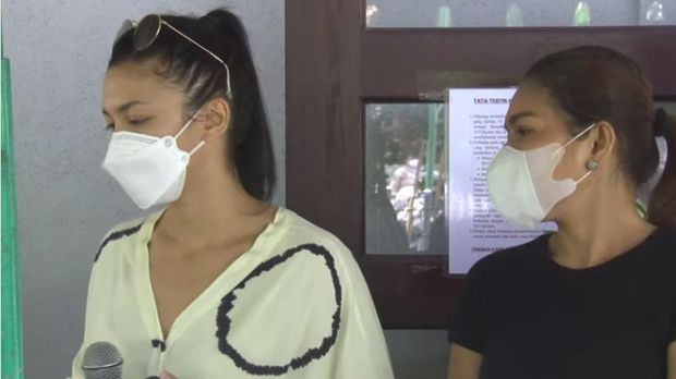 Angela Gilsha saat prosesi kremasi Marco Panari
