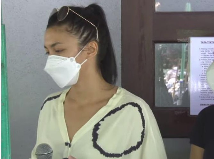 Angela Gilsha saat prosesi kremasi Marco Panari