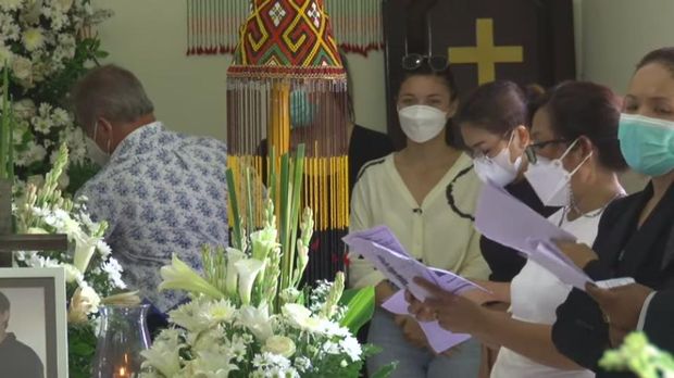 Angela Gilsha saat prosesi kremasi Marco Panari