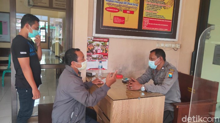 Anggota DPRD Jember berinisial IB, dilaporkan ke polisi. Ia dilaporkan telah melakukan penganiayaan.