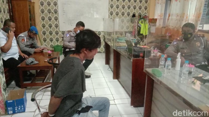 Sebuah angkot ugal-ugalan di Kabupaten Probolinggo dan sengaja menyenggol polisi saat diminta berhenti. Kini sopir angkot tersebut sudah ditangkap.