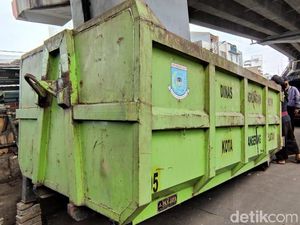 Bak Truk Sampah Disediakan di Flyover Ciputat Khusus untuk Malam Hari
