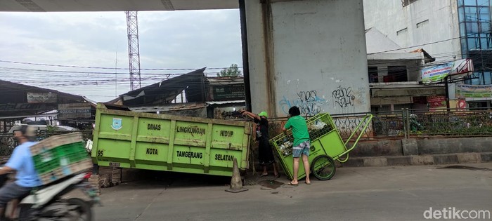 Bak arm roll, solusi sampah jalanan di flyover Ciputat dan Jl Dewi Sartika. (Taufieq RA/detikcom)