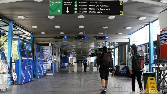 11 halte TransJakarta bakal ditutup sementara untuk direnovasi. Jadi salah satu halte yang bakal direnovasi, Halte Ragunan koridor 6 masih tampak beroperasi.
