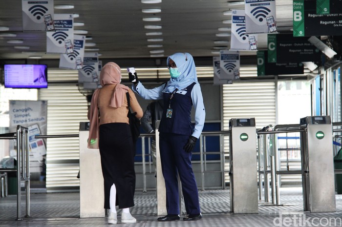 11 halte TransJakarta bakal ditutup sementara untuk direnovasi. Jadi salah satu halte yang bakal direnovasi, Halte Ragunan koridor 6 masih tampak beroperasi.