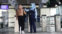Renovasi tersebut akan dilakukan selama 2 bulan, mulai dari Februari hingga Maret mendatang. Renovasi yang dilakukan adalah perbaikan lantai halte yang sebelumnya berbahan bordes diganti menggunakan semen fiber.