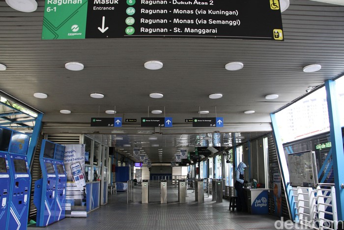 11 halte TransJakarta bakal ditutup sementara untuk direnovasi. Jadi salah satu halte yang bakal direnovasi, Halte Ragunan koridor 6 masih tampak beroperasi.
