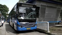 Penampakan antrean bus TransJakarta yang tengah menunggu penumpang di Halte Transjakarta koridor 6A Ragunan, Jakarta, Selasa (2/2/2021).