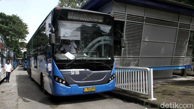 11 halte TransJakarta bakal ditutup sementara untuk direnovasi. Jadi salah satu halte yang bakal direnovasi, Halte Ragunan koridor 6 masih tampak beroperasi.