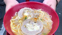 Bakso lobster dan bakso kepiting sempat viral beberapa waktu lalu, kini hadir bakso isi emas. Lembaran emas 24 karat yang jadi isian bakso ini cocok buat yang suka makanan mewah. Foto: instagram @bakso_semox