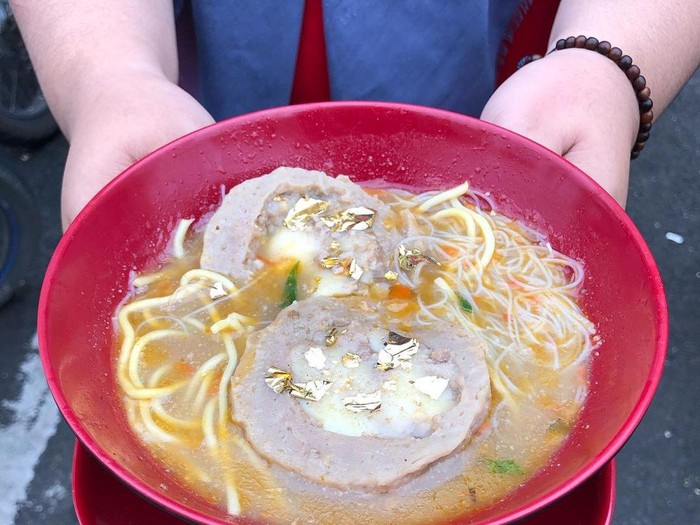 Bakso Ini Diisi Lembaran Emas 24 Karat Bakso Ini Diisi Lembaran Emas 24 Karat