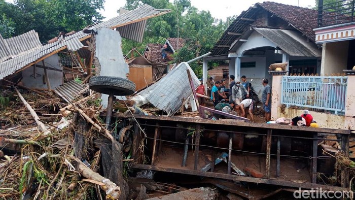 Banjir Bandang Terjang Satu Desa di Jombang