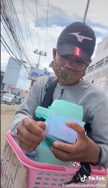 Terkantuk-kantuk, Bocah Ini tetap Gigih Jualan Kopi Keliling demi Bantu Ayahnya