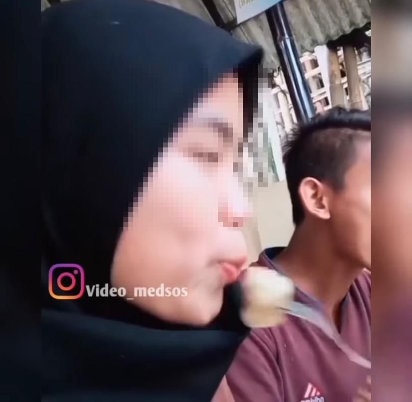 Bucin Banget! Pasangan Ini Jilat-jilatan Siomay yang Bikin Geli Netizen
