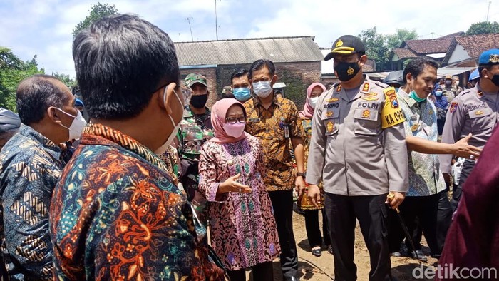 Cegah Penjarahan, Polisi Jaga Desa yang Diterjang Banjir Bandang di Jombang