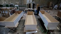 Salah satu pelaku usaha yang mulai merambah bisnis pembuatan peti mati ini adalah perusahaan furnitur Funisia Perkasa.