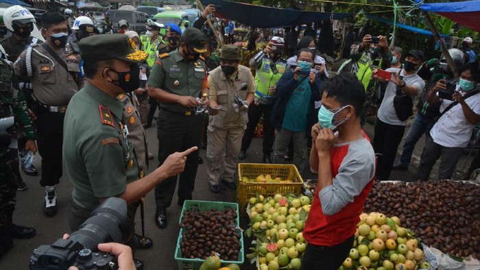 Danrem 061/Suryakencanam Brigjen TNI Achmad Fauzi di Pasar Jambu Dua, Bogor, Jawa Barat