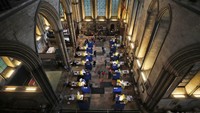 Vaksinasi massal juga dilakukan di dalam Katedral Salisbury di Salisbury, Inggris. Empat belas meja disiapkan untuk menyuntikkan vaksin Pfizer-BioNTech kepada warga Inggris. AP Photo/Frank Augstein