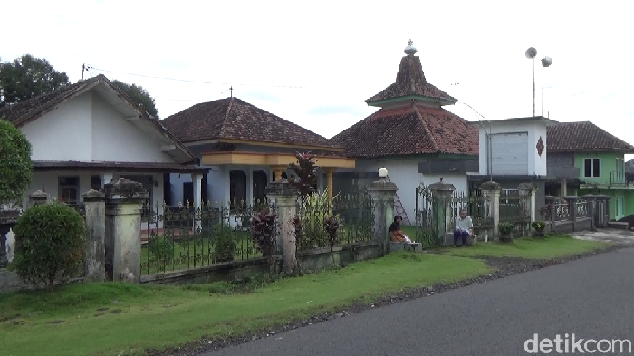 Desa Ini Diguyur Hujan Abu Usai Semeru Luncurkan Guguran Awas Panas Sejumlah desa yang berada di lereng Gunung Semeru diguyur hujan abu. Hujan abu terjadi usai Gunung Semeru mengeluarkan guguran awan panas.