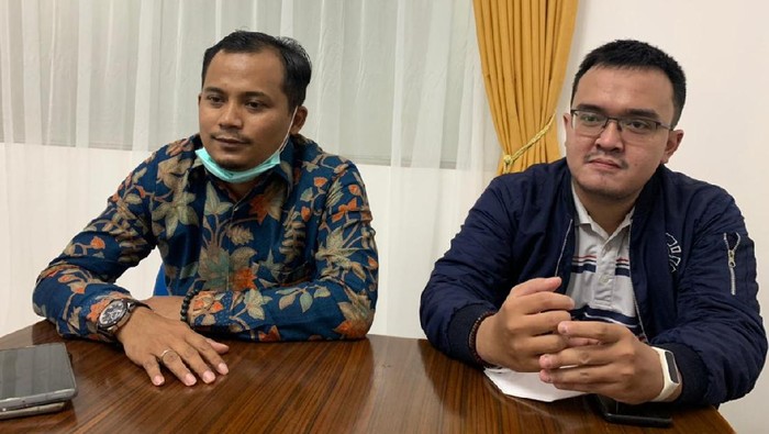 Desakan Terhadap Kasus Abu Janda Terus Mengalir Berbagai elemen masyarakat ikut mendesak Kapolri Jenderal Polisi Listyo Sigit akan transparansi hukum perihal penetapan status hukum pegiat media sosail Permadi Arya alias Abu Janda.