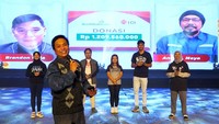 CEO & Chairman HDI Brandon Chia secara simbolis menyerahkan secara virtual donasi dari HDI kepada Founder BenihBaik.com  Andy F. Noya disaksikan oleh Julianto Eka Putra Top Leader HDI dan Founder Sekolah SPI.