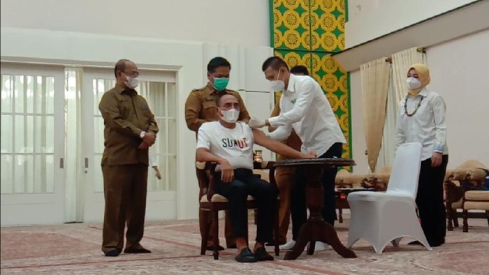 Edy Rahmayadi disuntik vaksin Corona tahap kedua (Ahmad Arfah-detikcom)