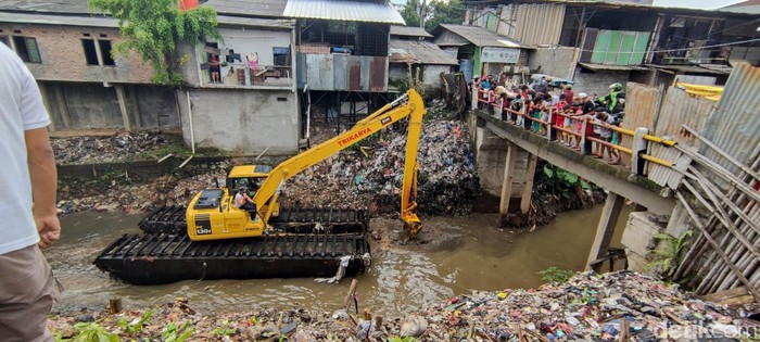 Ekskavator bersihkan kali sampah yang mulai bersih, di Kampung Palsigunung, Tugu, Cimanggis, Depok, 2 Februari 2021. (Taufieq Renaldi Arfiansyah/detikcom)