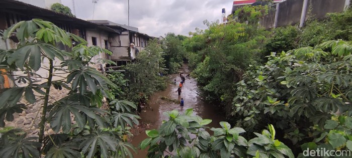 Ekskavator bersihkan kali sampah yang mulai bersih, di Kampung Palsigunung, Tugu, Cimanggis, Depok, 2 Februari 2021. (Taufieq Renaldi Arfiansyah/detikcom)