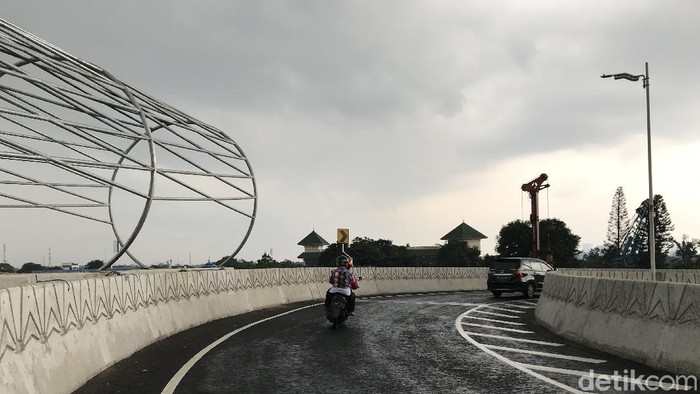 Menjajal Flyover Tapal Kuda di Lenteng Agung