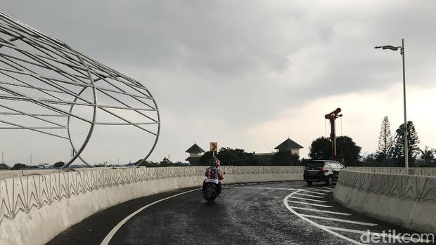 Menjajal Flyover Tapal Kuda di Lenteng Agung