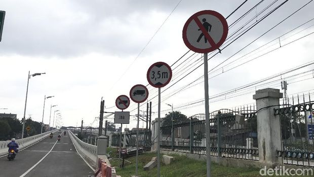 Menjajal Flyover Tapal Kuda di Lenteng Agung